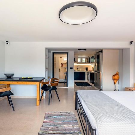 Black And White Apartment Pollonia Bagian luar foto