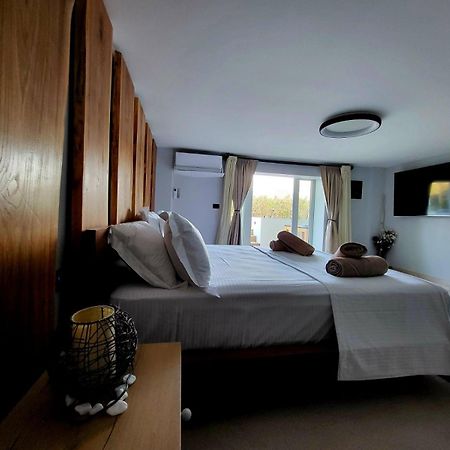 Black And White Apartment Pollonia Bagian luar foto