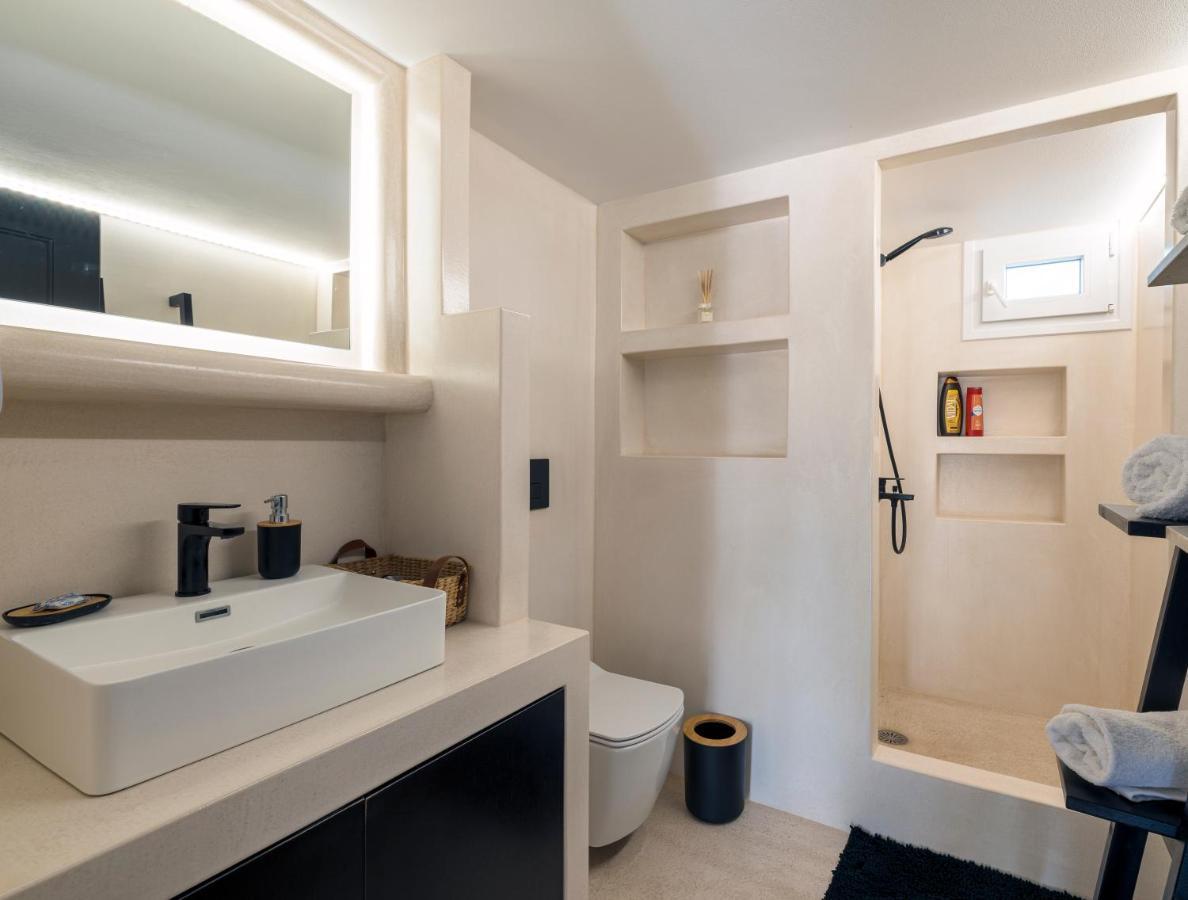 Black And White Apartment Pollonia Bagian luar foto