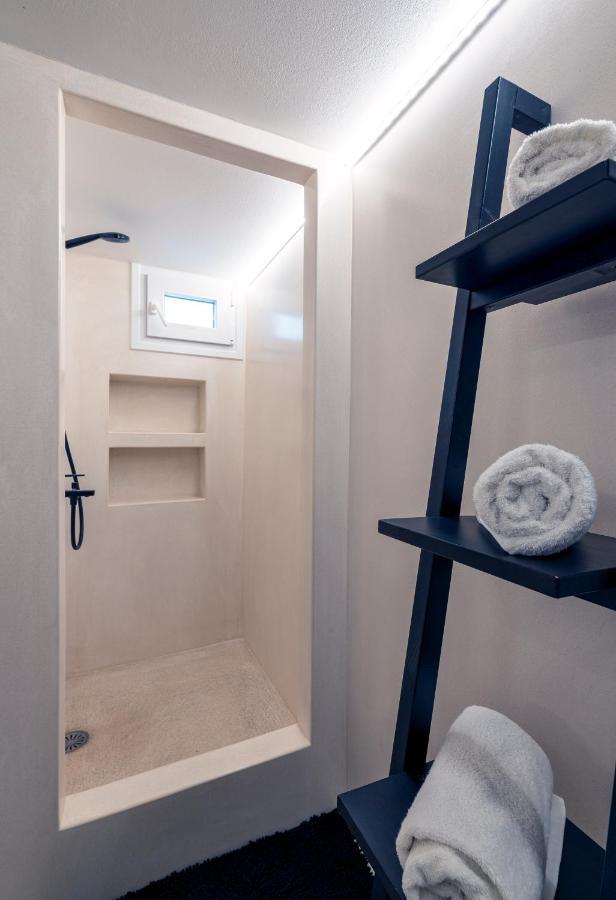 Black And White Apartment Pollonia Bagian luar foto