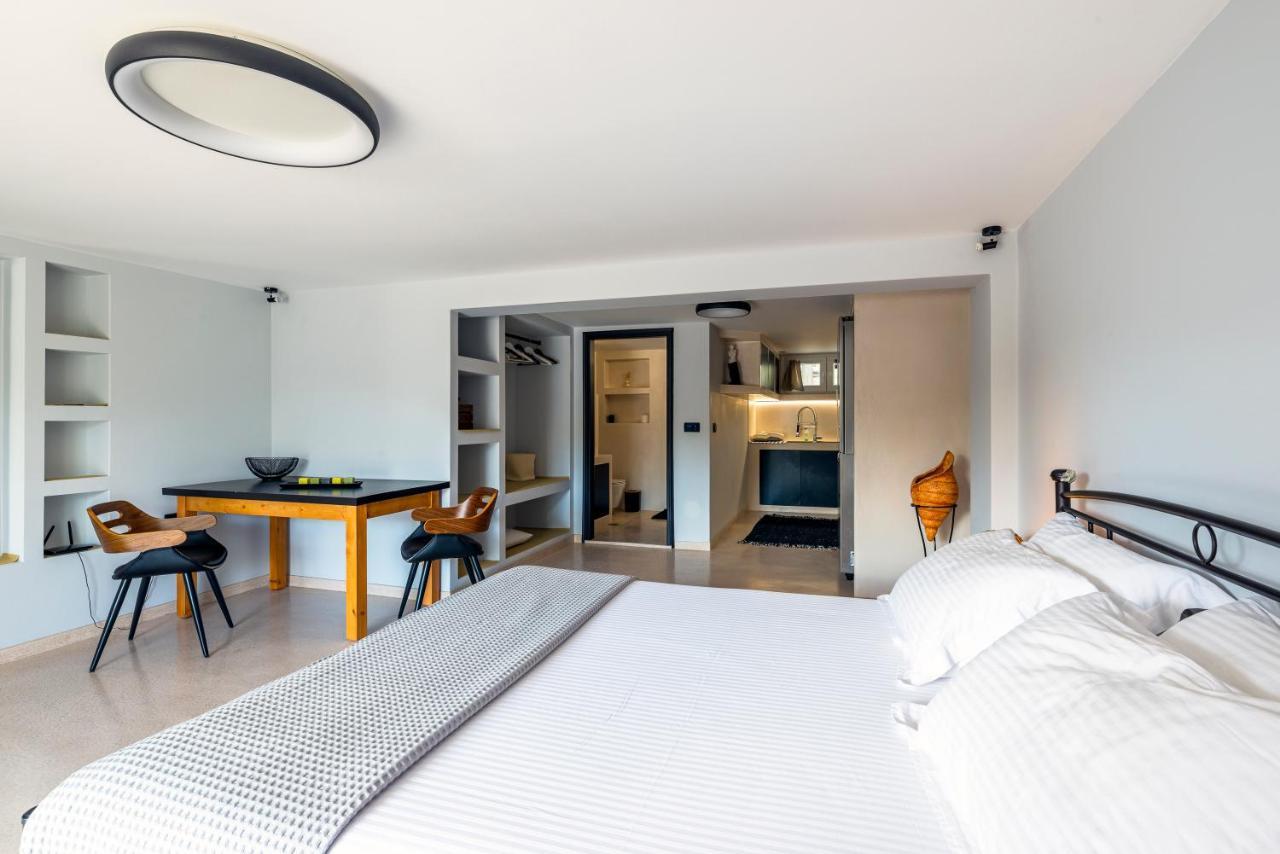 Black And White Apartment Pollonia Bagian luar foto