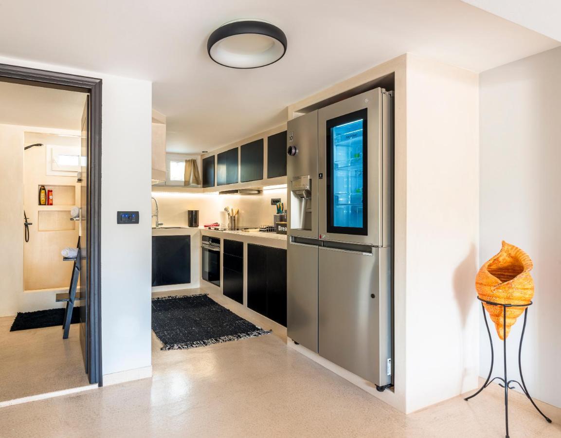 Black And White Apartment Pollonia Bagian luar foto