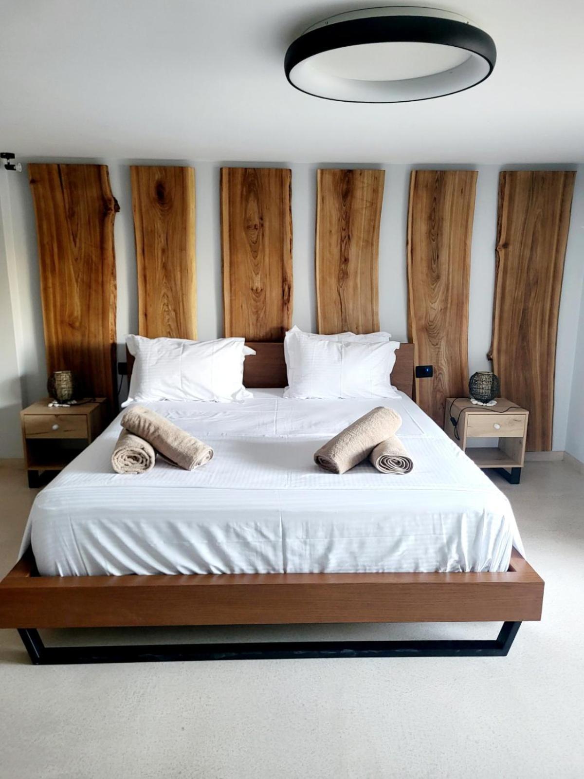Black And White Apartment Pollonia Bagian luar foto
